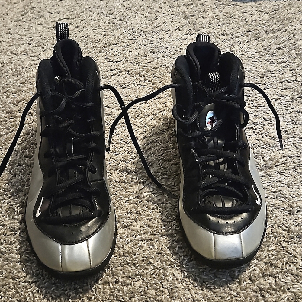 Foamposite nike sneakers silver